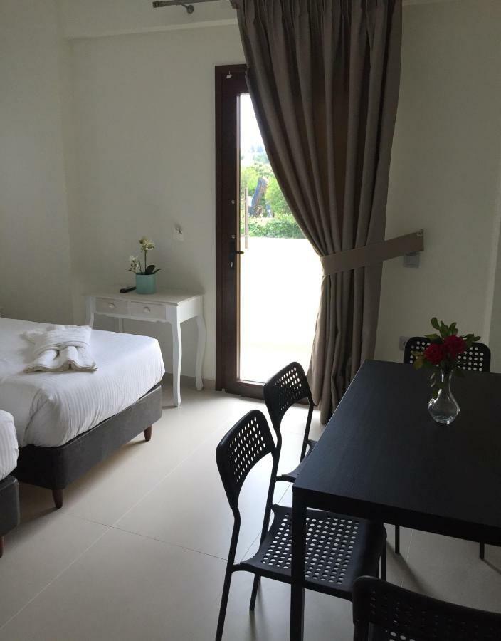 The Little Prince Luxury Suites Ипсос Экстерьер фото
